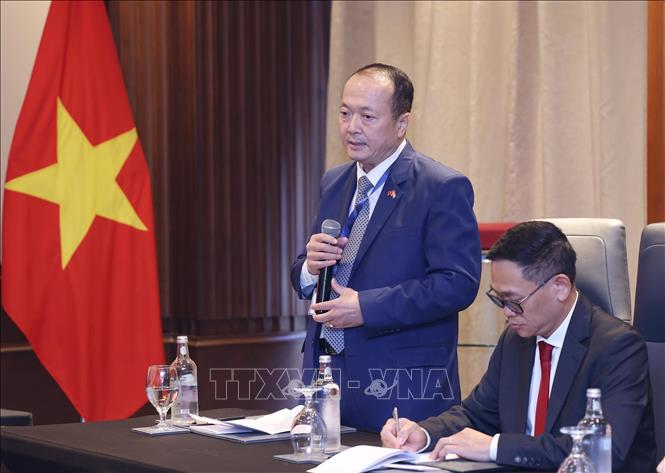 Đại sứ Việt Nam tại Ai Cập Nguyễn Huy Dũng báo cáo tình hình với Chủ tịch nước Lương Cường. Ảnh: Lâm Khánh - TTXVN