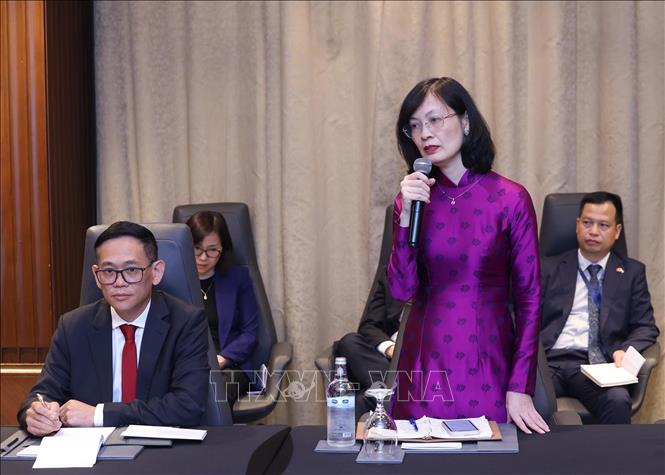 Đại sứ Việt Nam tại Vương quốc Maroc Lê Kim Quy báo cáo tình hình với Chủ tịch nước Lương Cường. Ảnh: Lâm Khánh - TTXVN