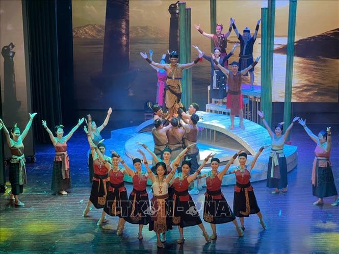Với thời lượng 90 phút, vở nhạc kịch Biển mơ đã đưa người yêu nghệ thuật được đắm mình vào bầu không gian thấm đẫm nghệ thuật, sống cùng những cung bậc cảm xúc của nhân vật. Ảnh: Mạnh Minh - TTXVN
