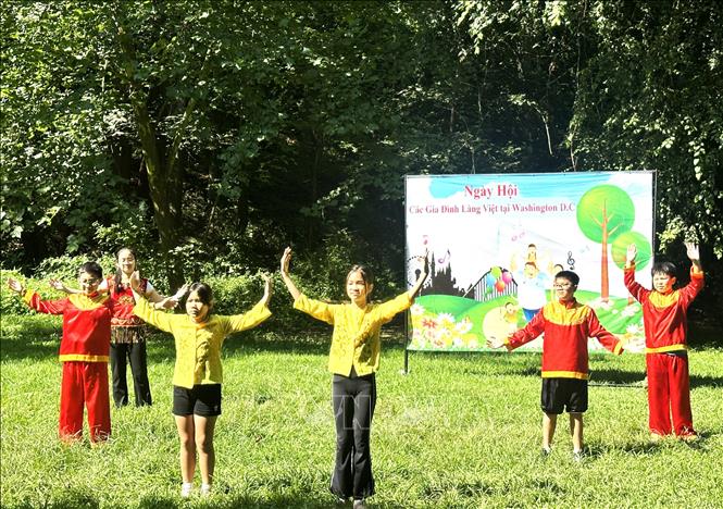 Một tiết mục văn nghệ của các cháu thiếu nhi tại “Ngày hội Gia đình Làng Việt tại D.C”. Ảnh: Ngọc Quang - PV TTXVN tại Mỹ