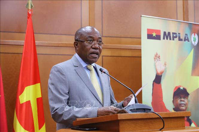 Ông Manuel Domingos Augusto phát biểu tại Hội thảo “Tư tưởng của Chủ tịch Hồ Chí Minh trong quan hệ Việt Nam với Angola” diễn ra tại trụ sở của đảng Phong trào Nhân dân Giải phóng Angola (MPLA). Ảnh: Hồng Minh - p/v TTXVN tại châu Phi