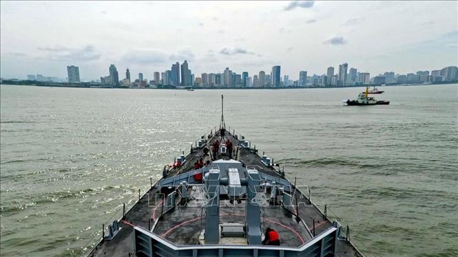 Tàu chiến INS Delhi, INS Shakti và INS Kiltan của Hải quân Ấn Độ tới Manila, Philippines, ngày 1/8/2025. Ảnh: ANI/TTXVN