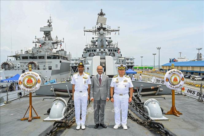 Chỉ huy nhóm ba tàu chiến của Ấn Độ, Chuẩn Đô đốc Susheel Menon, Tư lệnh Hạm đội Phương Đông, Chuẩn đô đốc Joe Anthony C Orbe, Tư lệnh Hạm đội Philippines, và Đại sứ Ấn Độ tại Philippines Harsh Kumar Jain tại Manila, Philippines, ngày 2/8/2025. Ảnh: ANI/TTXVN