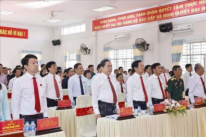 Chủ tịch Quốc hội Trần Thanh Mẫn và đại biểu thực hiện nghi thức chào cờ. Ảnh: Doãn Tấn - TTXVN