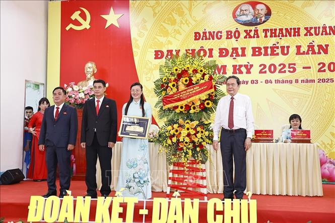 Chủ tịch Quốc hội Trần Thanh Mẫn tặng hoa chúc mừng Đại hội. Ảnh: Doãn Tấn - TTXVN