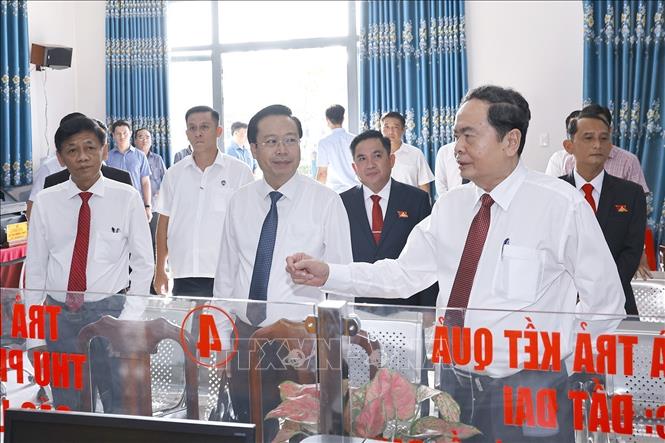 Chủ tịch Quốc hội Trần Thanh Mẫn thăm, kiểm tra Trung tâm hành chính công xã Thạnh Xuân. Ảnh: Doãn Tấn - TTXVN