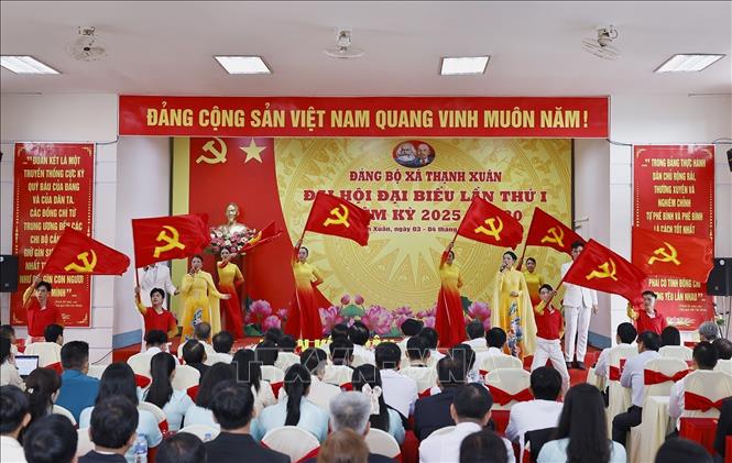 Tiết mục văn nghệ chào mừng Đại hội đại biểu Đảng bộ xã Thạnh Xuân lần thứ nhất, nhiệm kỳ 2025 - 2030. Ảnh: Doãn Tấn - TTXVN