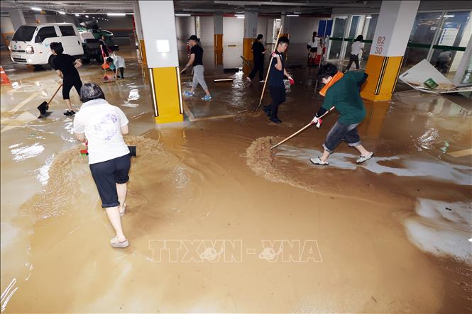 Người dân dọn nước lũ tại một cơ sở y tế ở tỉnh Nam Jeolla, Hàn Quốc ngày 4/8/2025. Ảnh: Yonhap/TTXVN