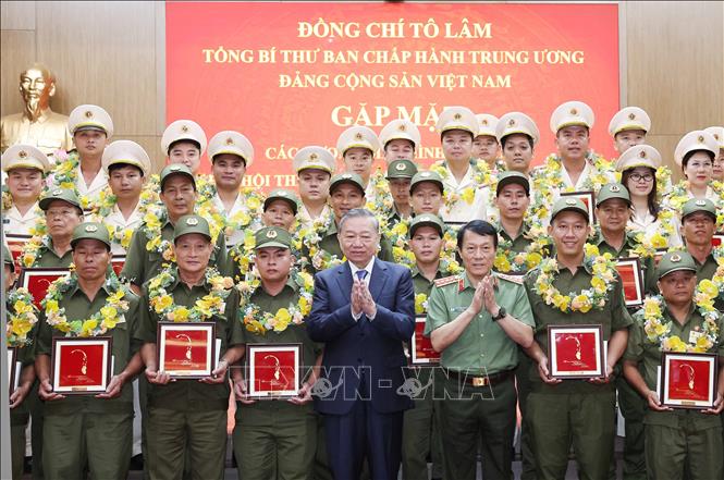 Tổng Bí thư Tô Lâm với các điển hình tiên tiến trong Công an nhân dân và lực lượng bảo vệ an ninh trật tự ở cơ sở. Ảnh: Thống Nhất - TTXVN 