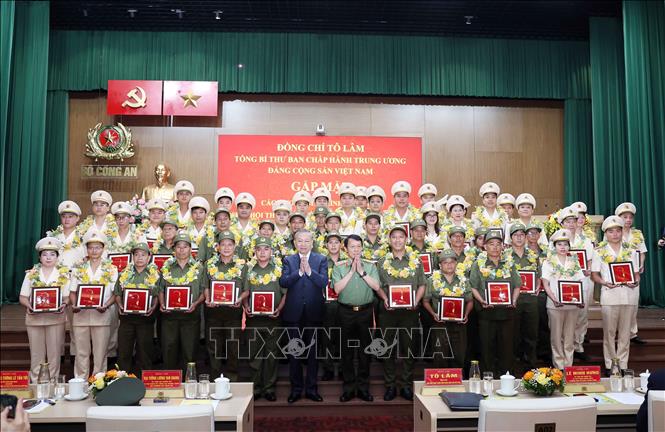 Tổng Bí thư Tô Lâm với các điển hình tiên tiến trong Công an nhân dân và lực lượng bảo vệ an ninh trật tự ở cơ sở. Ảnh: Thống Nhất - TTXVN 