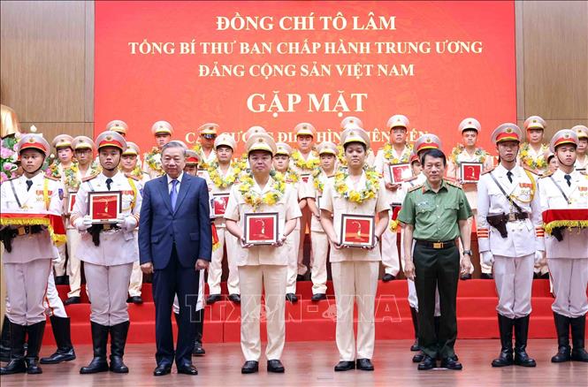 Tổng Bí thư Tô Lâm và Đại tướng Lương Tam Quang, Bộ trưởng Bộ Công an tuyên dương các điển hình tiên tiến trong Công an nhân dân và lực lượng bảo vệ an ninh trật tự ở cơ sở. Ảnh: Phạm Kiên - TTXVN