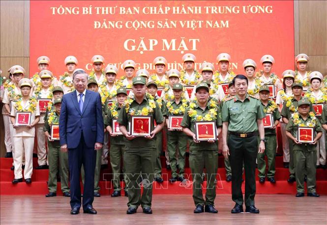 Tổng Bí thư Tô Lâm và Đại tướng Lương Tam Quang, Bộ trưởng Bộ Công an tuyên dương các điển hình tiên tiến trong Công an nhân dân và lực lượng bảo vệ an ninh trật tự ở cơ sở. Ảnh: Phạm Kiên - TTXVN