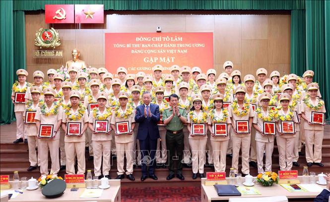 Tổng Bí thư Tô Lâm và Đại tướng Lương Tam Quang, Bộ trưởng Bộ Công an với các điển hình tiên tiến trong Công an nhân dân. Ảnh: Phạm Kiên - TTXVN