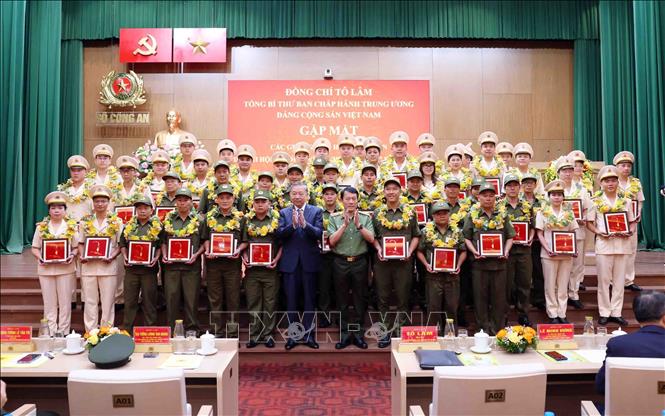 Tổng Bí thư Tô Lâm và Đại tướng Lương Tam Quang, Bộ trưởng Bộ Công an với các điển hình tiên tiến trong Công an nhân dân và lực lượng bảo vệ an ninh trật tự ở cơ sở. Ảnh: Phạm Kiên - TTXVN