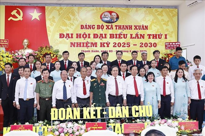 Chủ tịch Quốc hội Trần Thanh Mẫn chúc mừng Ban Chấp hành Đảng bộ xã Thạnh Xuân nhiệm kỳ 2025-2030. Ảnh: Doãn Tấn - TTXVN