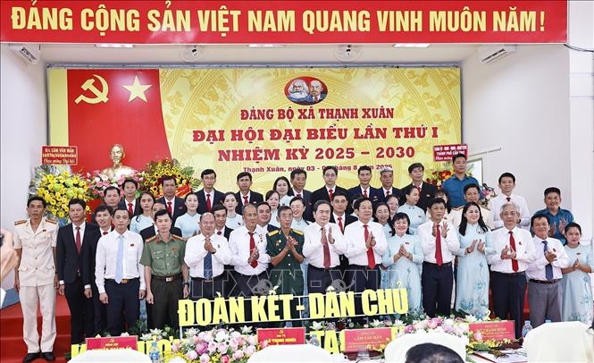 Chủ tịch Quốc hội Trần Thanh Mẫn chúc mừng Ban Chấp hành Đảng bộ xã Thạnh Xuân nhiệm kỳ 2025-2030. Ảnh: Doãn Tấn - TTXVN