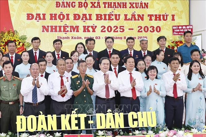 Chủ tịch Quốc hội Trần Thanh Mẫn chúc mừng Ban Chấp hành Đảng bộ xã Thạnh Xuân nhiệm kỳ 2025-2030. Ảnh: Doãn Tấn - TTXVN
