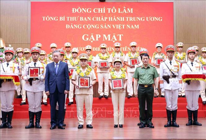 Tổng Bí thư Tô Lâm và Đại tướng Lương Tam Quang, Bộ trưởng Bộ Công an tuyên dương các điển hình tiên tiến trong Công an nhân dân và lực lượng bảo vệ an ninh trật tự. Ảnh: Phạm Kiên - TTXVN