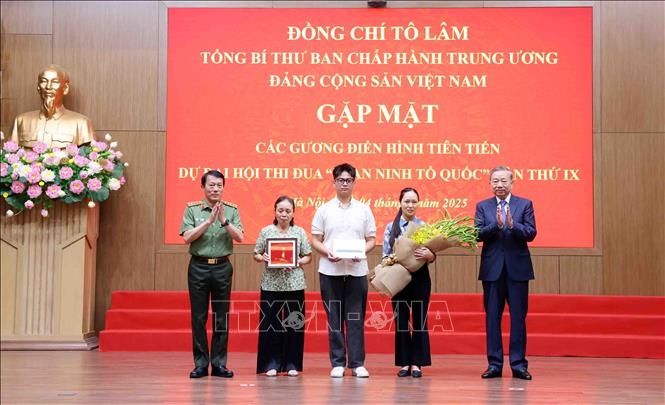 Tổng Bí thư Tô Lâm và Đại tướng Lương Tam Quang, Bộ trưởng Bộ Công an trao quà cho gia đình Liệt sĩ Đặng Anh Quân, nguyên Đội trưởng Đội PCCC và CNCH (Công an quận Cầu Giấy trước đây), Công an thành phố Hà Nội. Ảnh: Phạm Kiên - TTXVN