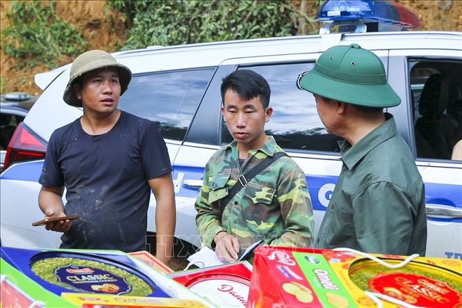 Trưởng bản Mùa A Thi (giữa) báo cáo Phó Thủ tướng Trần Hồng Hà tại hiện trường sạt lở, lũ quét ở bản Háng Pu Xi, xã Xa Dung, sáng 2/8. Ảnh: Xuân Tư - TTXVN
