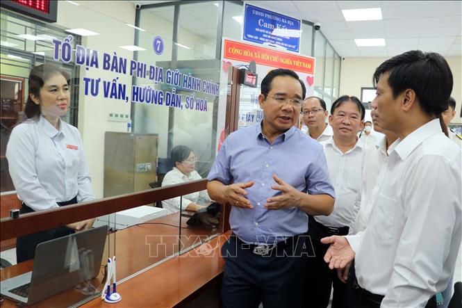 Chủ tịch UBND Thành phố Hồ Chí Minh Nguyễn Văn Được kiểm tra Trung tâm Dịch vụ Hành chính công phường Bà Rịa. Ảnh: Đoàn Mạnh Dương-TTXVN