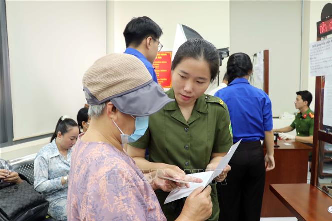 Hỗ trợ người dân làm thủ tục tại Trung tâm Dịch vụ Hành chính công phường Bà Rịa. Ảnh: Đoàn Mạnh Dương-TTXVN