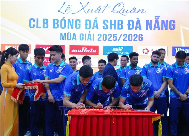 Tập thể đội bóng SHB Đà Nẵng ký tên lên cờ Quyết thắng thể hiện quyết tâm hoàn thành mục tiêu của CLB ở mùa giải mới. Ảnh: Trần Lê Lâm – TTXVN