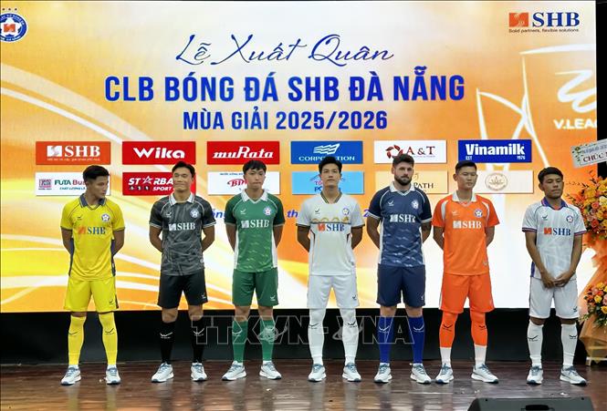 Nghi thức ra mắt mẫu áo thi đầu chính thức của CLB SHB Đà Nẵng trong mùa giải mới tại Lễ xuất quân. Ảnh: Trần Lê Lâm – TTXVN