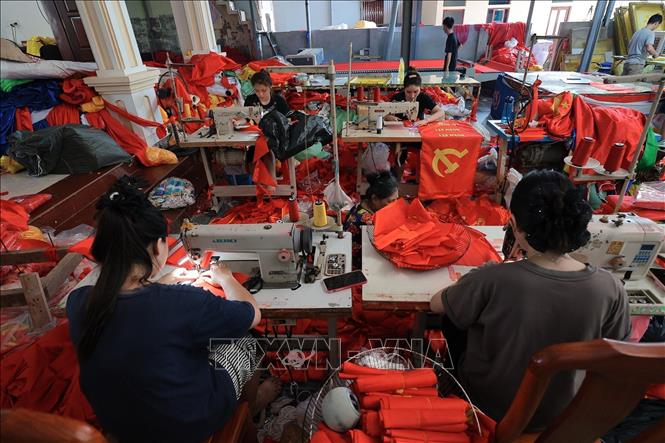 Làng nghề may, thêu cờ lớn nhất Hà Nội tất bật trước ngày Quốc khánh 2/9. Ảnh: Lê Đông - TTXVN