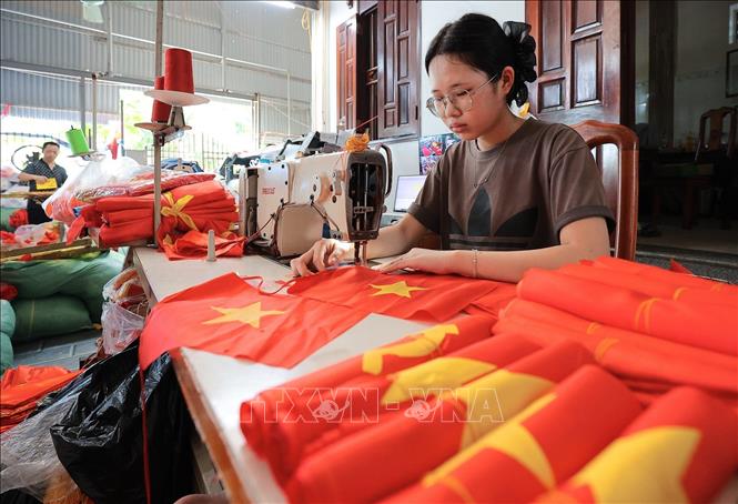 Từng công đoạn, từng lá cờ được người dân nơi đây hoàn thành một cách tỉ mỉ. Ảnh: Khánh Hòa - TTXVN 