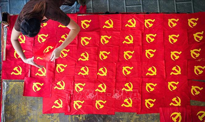 Từng công đoạn, từng lá cờ được người dân nơi đây hoàn thành một cách tỉ mỉ. Ảnh: Khánh Hòa - TTXVN 