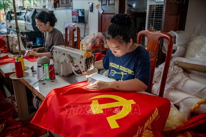 Nghề thêu, may cờ Tổ quốc vẫn được các thế hệ người làng Từ Vân giữ gìn và phát triển. Ảnh: Khánh Hòa – TTXVN 