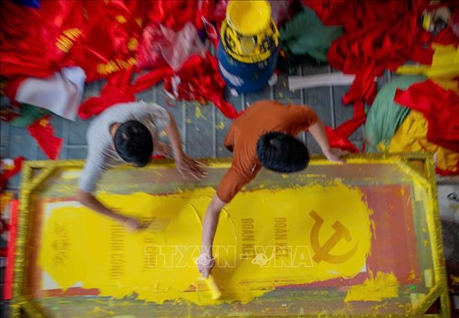 Càng gần đến Quốc khánh 2/9, không khí sản xuất tại những gia đình làm cờ Tổ quốc ở làng Từ Vân (xã Chương Dương, Hà Nội) lại trở nên tất bật, nhộn nhịp hơn. Ảnh: Khánh Hòa – TTXVN 