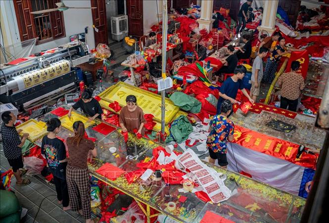 Càng gần đến Quốc khánh 2/9, không khí sản xuất tại những gia đình làm cờ Tổ quốc ở làng Từ Vân (xã Chương Dương, Hà Nội) lại trở nên tất bật, nhộn nhịp hơn. Ảnh: Khánh Hòa – TTXVN 