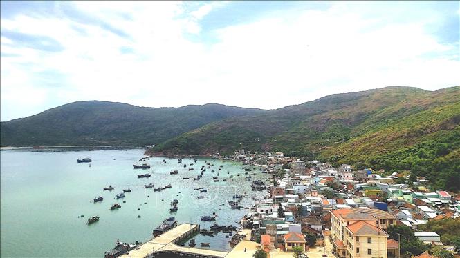 Người dân làng chài Minh Hải hiện phải sống trong cảnh thiếu nước sạch kéo dài nhiều năm. Ảnh: Quang Thái - TTXVN