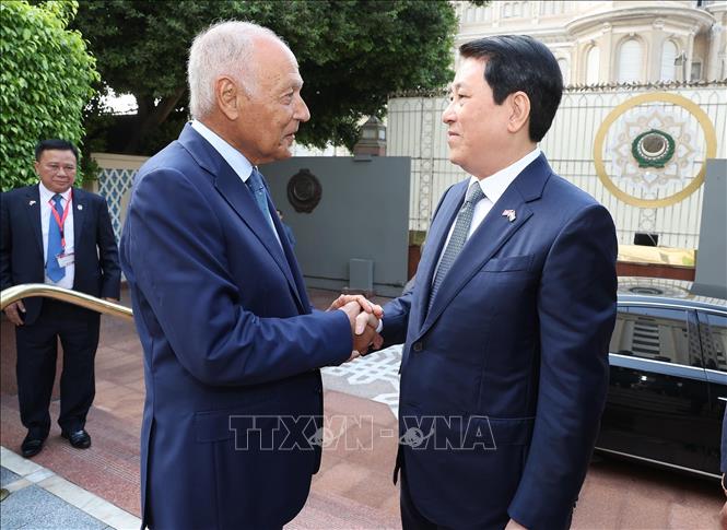 Tổng Thư ký Liên đoàn Arab Ahmed Aboul Gheit đón Chủ tịch nước Lương Cường. Ảnh: Lâm Khánh – TTXVN