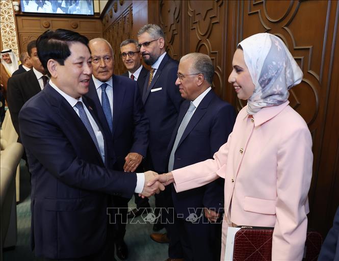 Chủ tịch nước Lương Cường với các đại biểu tại Trụ sở Liên đoàn Arab. Ảnh: Lâm Khánh - TTXVN