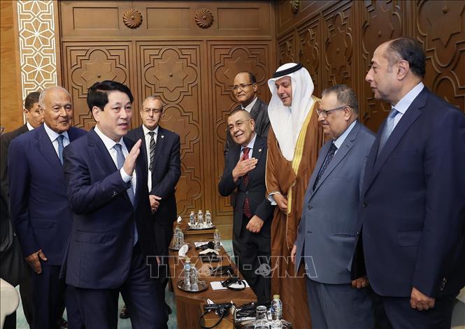 Chủ tịch nước Lương Cường với các đại biểu tại Trụ sở Liên đoàn Arab. Ảnh: Lâm Khánh - TTXVN