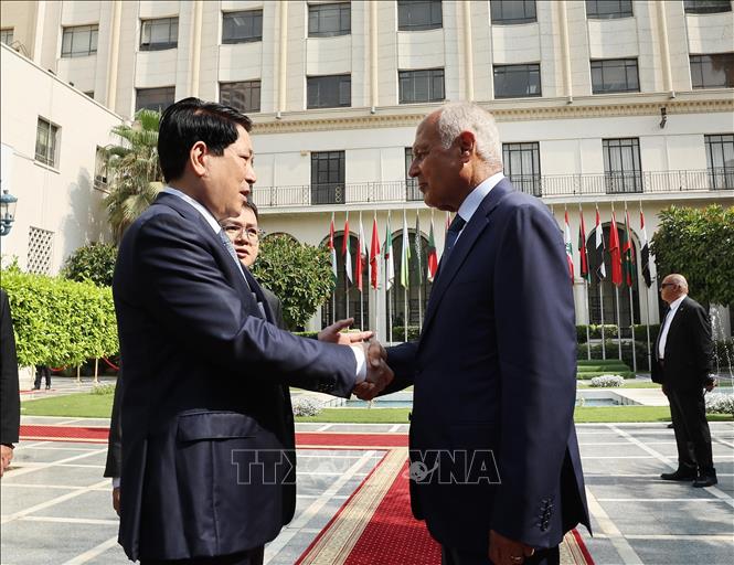Tổng Thư ký Liên đoàn Arab Ahmed Aboul Gheit tiễn Chủ tịch nước Lương Cường. Ảnh: Lâm Khánh - TTXVN