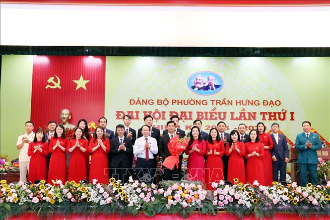 Ủy viên Trung ương Đảng, Bí thư Thành ủy Hải Phòng Lê Tiến Châu tặng hoa chúc mừng Ban Chấp hành Đảng bộ phường Trần Hưng Đạo nhiệm kỳ 2025-2030. Ảnh: Mạnh Tú - TTXVN
