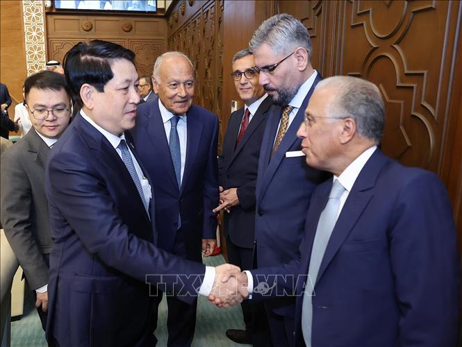 Tổng Thư ký Liên đoàn Arab Ahmed Aboul Gheit giới thiệu các đại biểu với Chủ tịch nước Lương Cường. Ảnh: Lâm Khánh - TTXVN