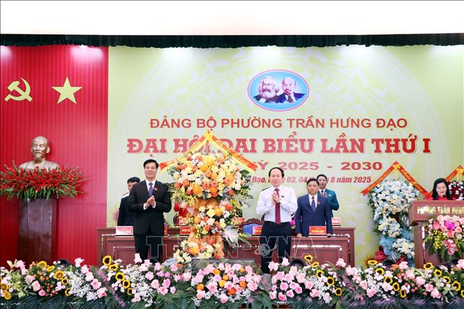 Ủy viên Trung ương Đảng, Bí thư Thành ủy Hải Phòng Lê Tiến Châu tặng hoa chúc mừng Đại hội. Ảnh: Mạnh Tú - TTXVN
