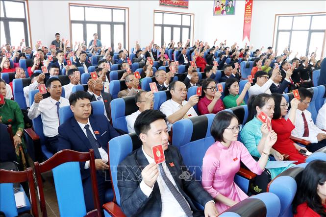 Các đại biểu biểu quyết thông qua Dự thảo Nghị quyết của Đại hội. Ảnh: Mạnh Tú - TTXVN
