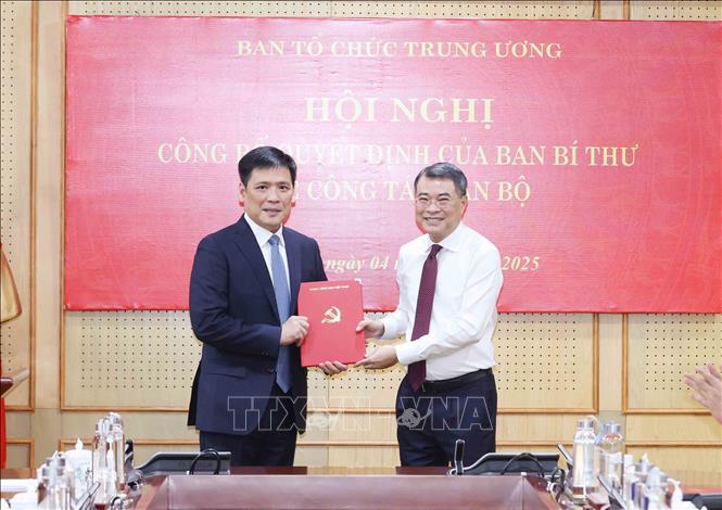 Đồng chí Lê Minh Hưng, Ủy viên Bộ Chính trị, Bí thư Trung ương Đảng, Trưởng Ban Tổ chức Trung ương trao Quyết định của Ban Bí thư cho đồng chí Nguyễn Thanh Bình. Ảnh: Phương Hoa – TTXVN