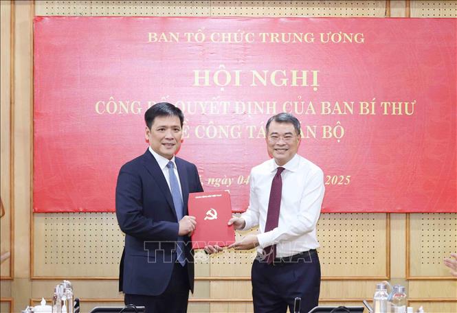 Đồng chí Lê Minh Hưng, Uỷ viên Bộ Chính trị, Bí thư Trung ương Đảng, Trưởng Ban Tổ chức Trung ương trao Quyết định của Ban Bí thư cho đồng chí Nguyễn Thanh Bình. Ảnh: Phương Hoa – TTXVN