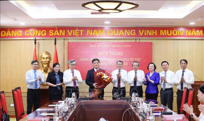 Các đồng chí lãnh đạo Ban Tổ chức Trung ương tặng hoa chúc mừng đồng chí Nguyễn Thanh Bình. Ảnh: Phương Hoa - TTXVN