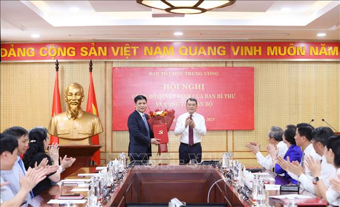 Đồng chí Lê Minh Hưng, Ủy viên Bộ Chính trị, Bí thư Trung ương Đảng, Trưởng Ban Tổ chức Trung ương trao Quyết định của Ban Bí thư cho đồng chí Nguyễn Thanh Bình. Ảnh: Phương Hoa – TTXVN