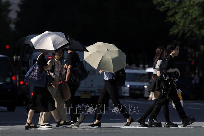 Người dân di chuyển dưới trời nắng gắt tại Tokyo, Nhật Bản. Ảnh: Kyodo/TTXVN