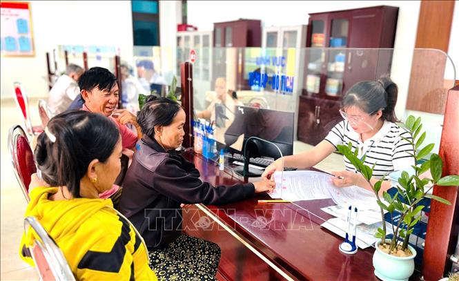 Xã Cam Hồng (Quảng Trị) bố trí cán bộ có năng lực, tinh thần trách nhiệm, kỹ năng giao tiếp và có thái độ phục vụ tốt trực tiếp làm nhiệm vụ tiếp nhận và trả kết quả cho người dân. Ảnh: Võ Dung - TTXVN