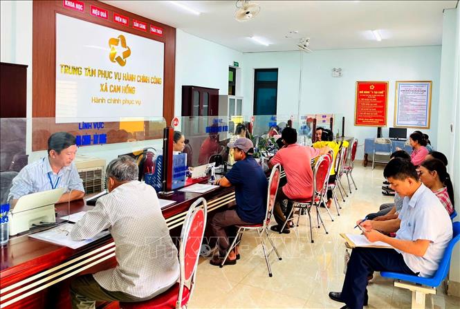 Trung tâm phục vụ hành chính công xã Cam Hồng (Quảng Trị) từng bước khẳng định vai trò “cầu nối hiệu quả” giữa chính quyền và nhân dân. Ảnh: Võ Dung - TTXVN